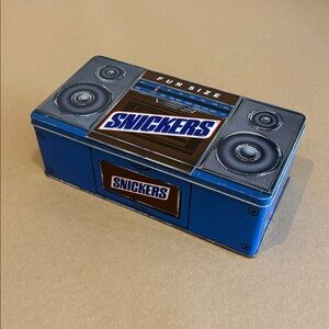 1989 'Snickers' Candy Bar radio tin